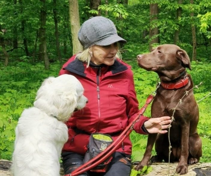 Frau mit zwei Hunden